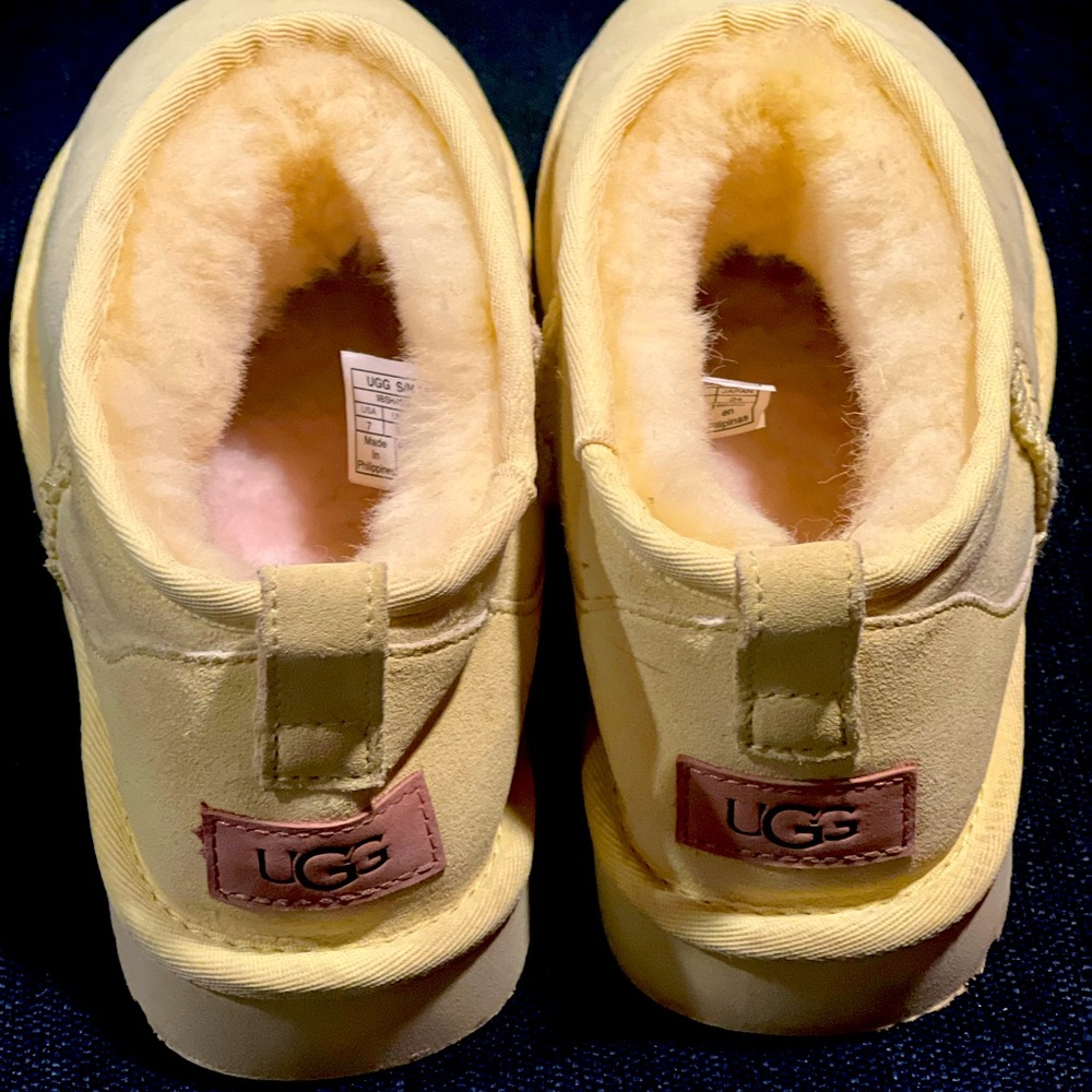 Yellow mini Uggs size 7 worn once. Like new condition.